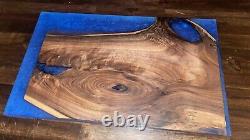 Artisan menuisier local Planche à découper en bois fait main avec grande surface en époxy bleu