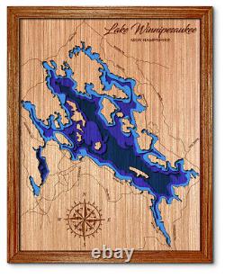 Carte en bois découpée au laser en 3D du lac Winnipesaukee, New Hampshire. Maison au bord du lac