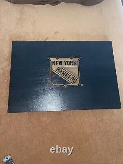 Les Rangers de New York signent le logo découpé en bois des suites Premium du Madison Square Garden