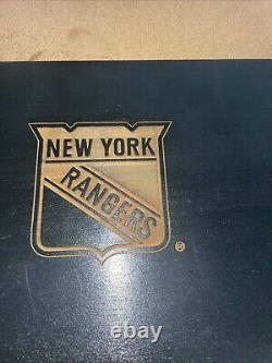 Les Rangers de New York signent le logo découpé en bois des suites Premium du Madison Square Garden