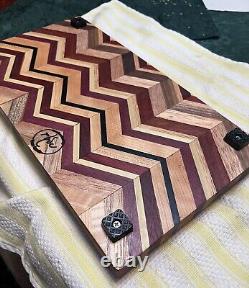 Planche à charcuterie/découpe en bois exotique de motif en chevron à grain d'arête fabriquée à la main