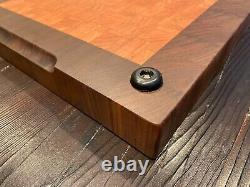 Planche à découper en bois de noyer / cerisier faite à la main avec un grain d'extrémité de 16,75 po de largeur, 15 po de longueur et 1,75 po d'épaisseur