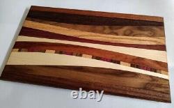 Planche à découper en bois dur. Fait main avec plusieurs types de bois différents. Cadeau de Noël