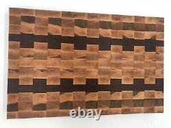 Planche à découper en bois rustique et exotique, magnifique grain de bois pour servir la charcuterie.